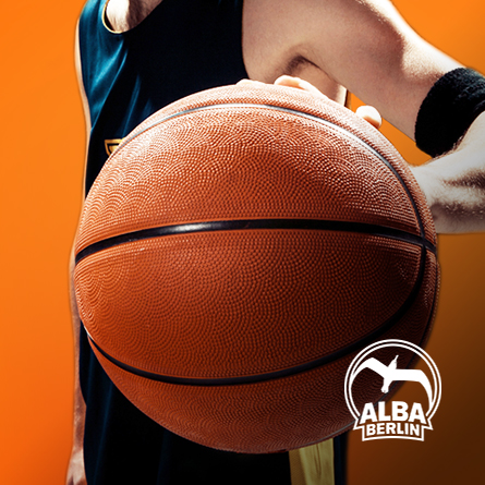 Junger Mann hält Basketball