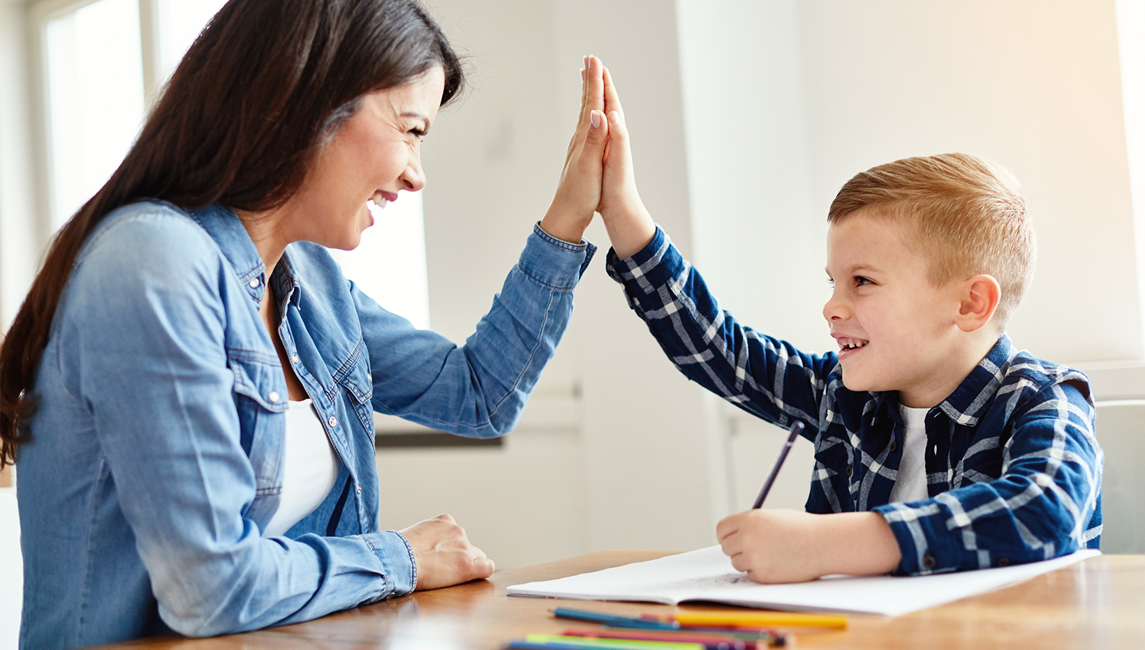 Mutter und kleiner Sohn klatschen sich ab