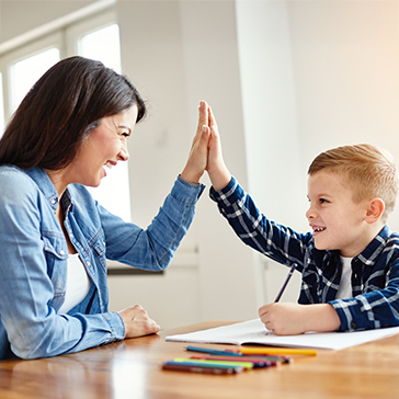 Mutter und kleiner Sohn klatschen sich ab