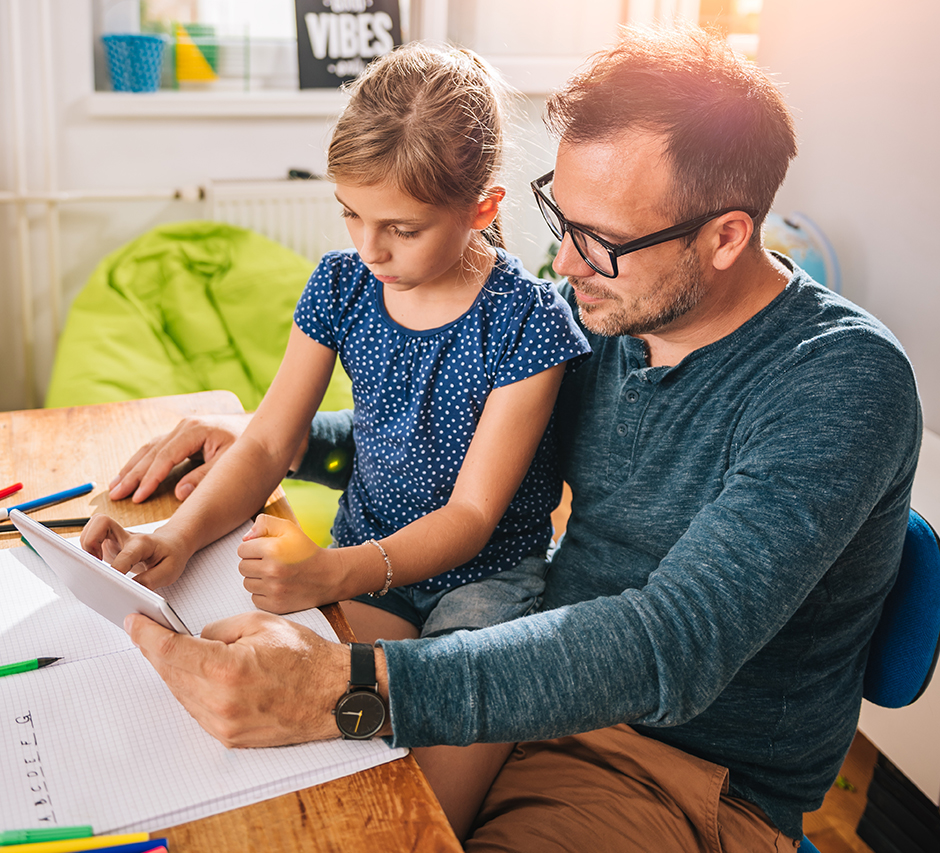 Vater macht mit Tochter Hausaufgaben