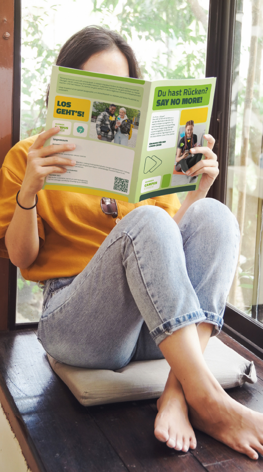 Studierende informiert sich über den BARMER Campus Coach