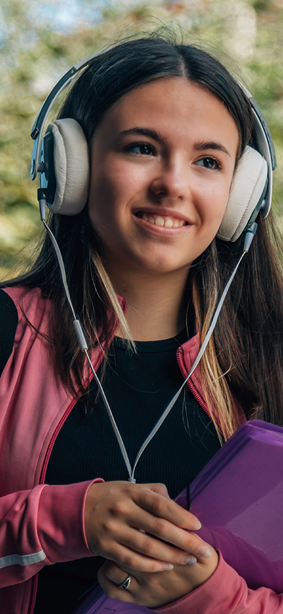 Junges Mädchen mit langen dunklen Haaren und Kopfhörern auf