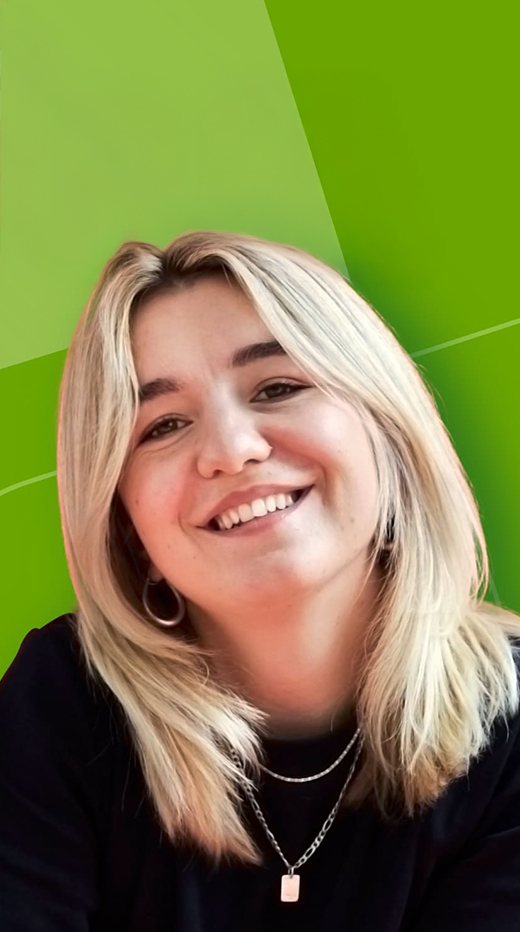 Junge lächelnde Frau mit blonden Haaren