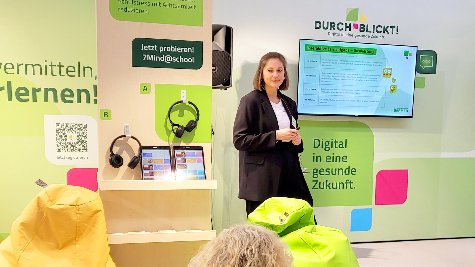 Frau hält einen Vortrag.