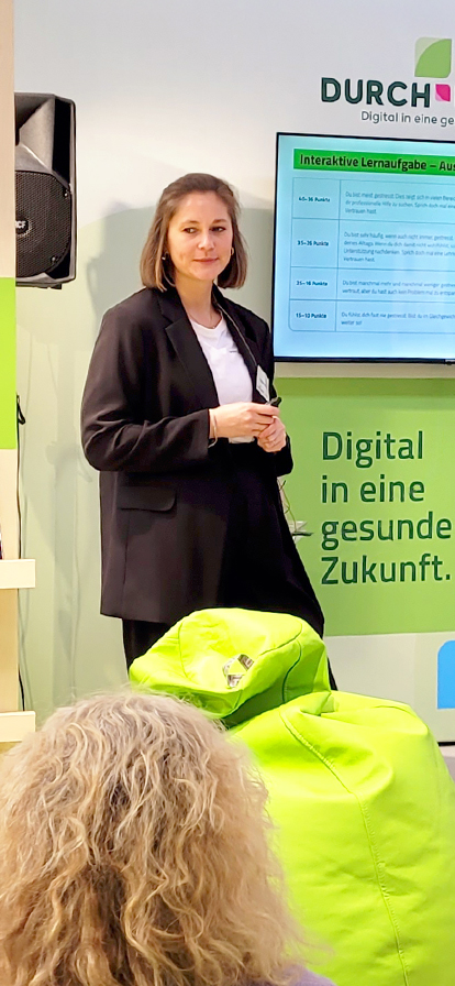 Frau hält einen Vortrag