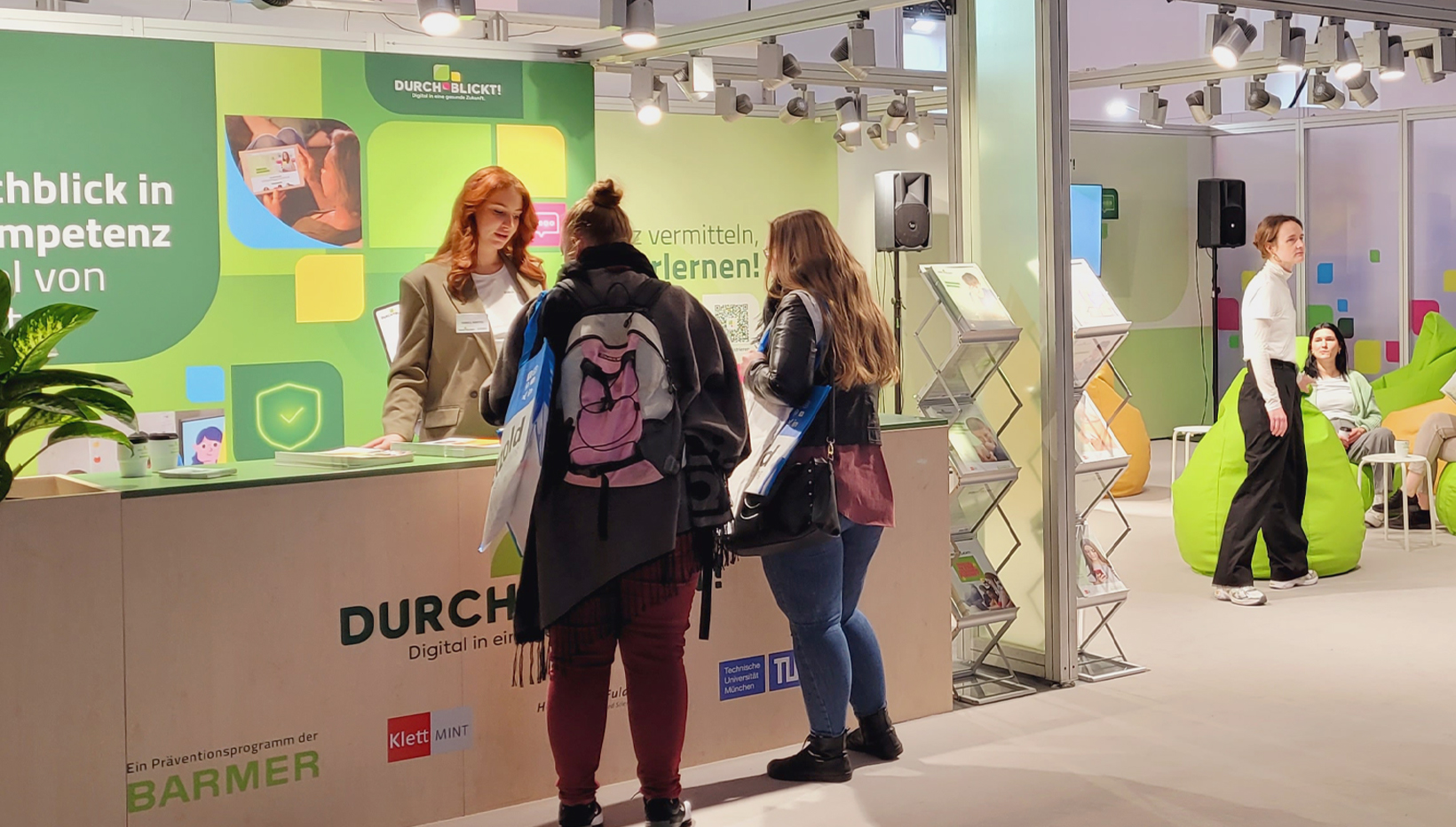 Menschen vor dem Barmer Messestand auf der didacta