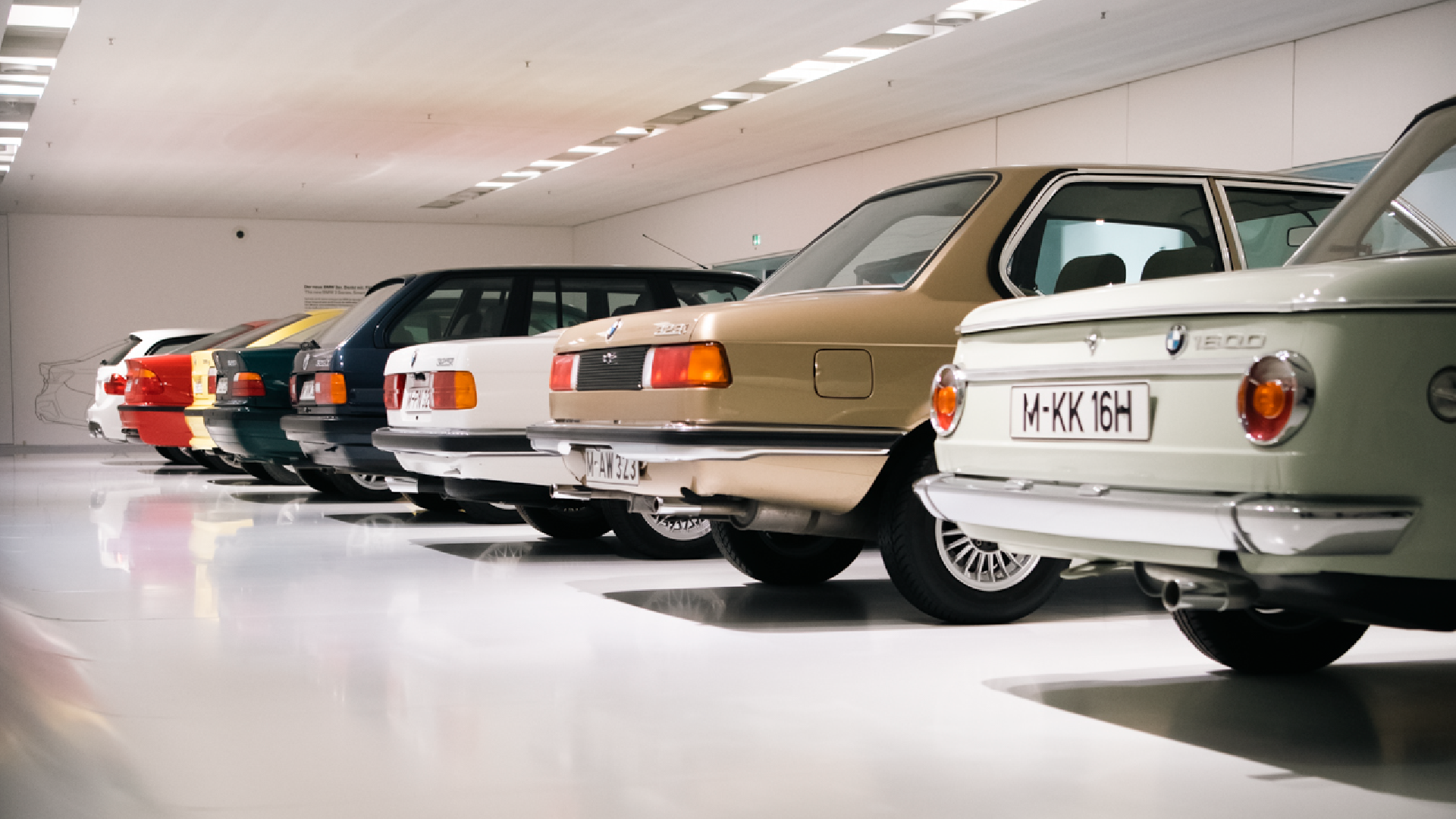 Reihe von Oldtimern im Parkhaus