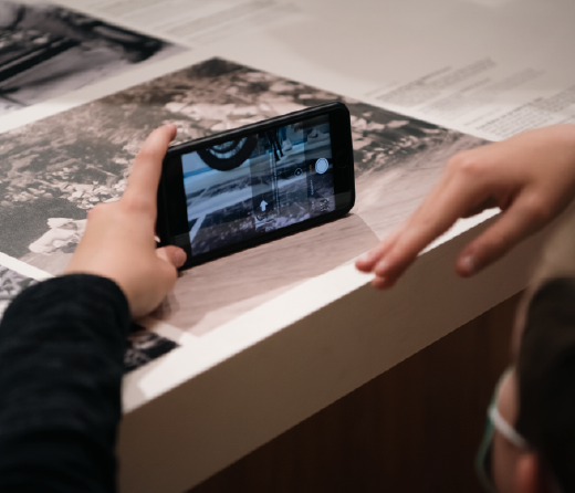 Smartphone Fotofunktion auf Tisch mit Bild gerichtet