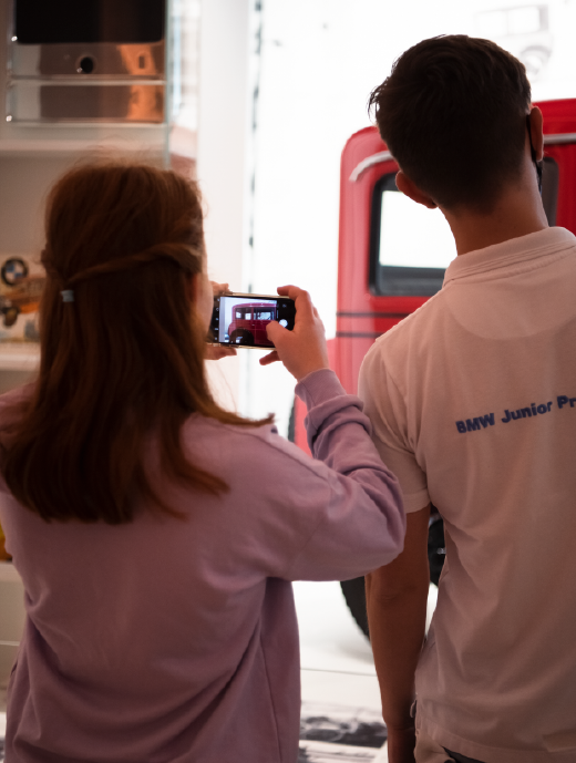 Mädchen macht ein Bild mit dem Smartphone