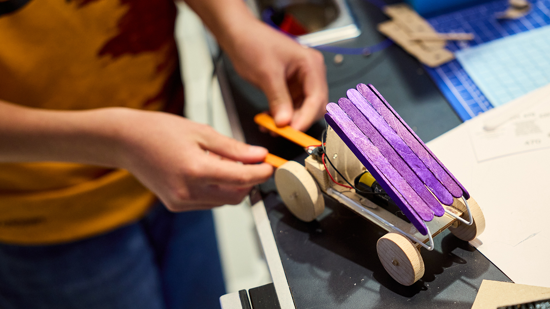 Modellauto in vereinfachter Form aus Holz
