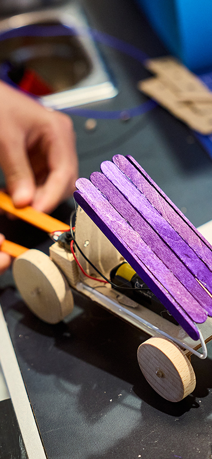 Modellauto in vereinfachter Form aus Holz