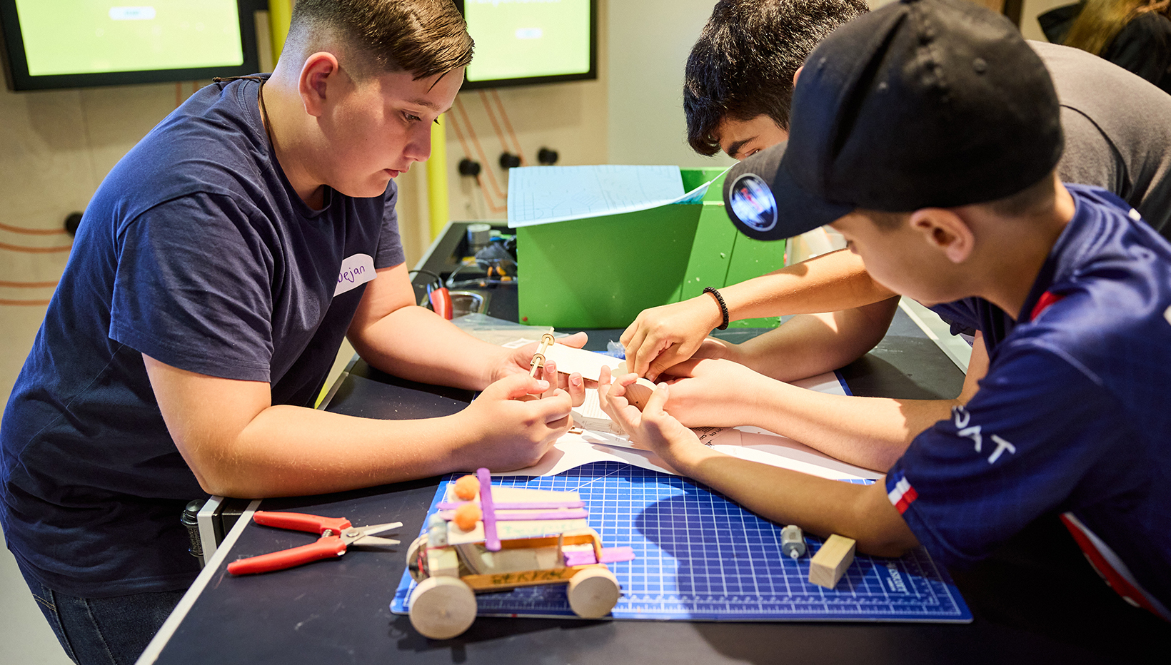 Kinder tüfteln an einem Tisch