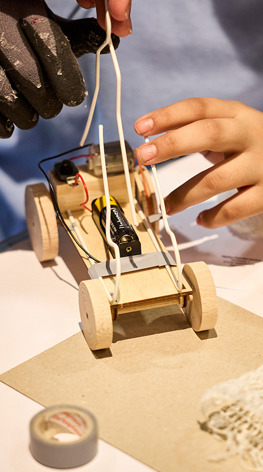 Modellauto in vereinfachter Form aus Holz