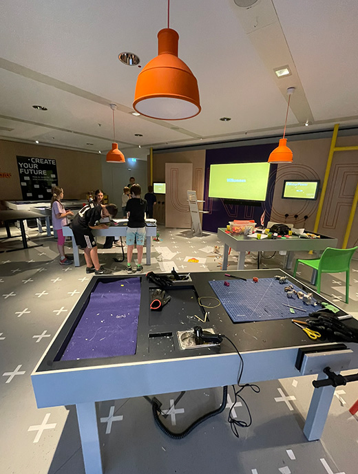 Kinder in einem Raum mit Tischen