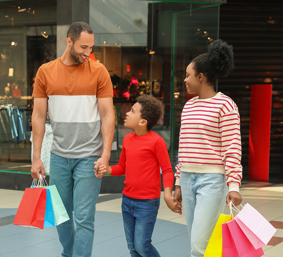 Vater mit seinen Kindern in einer Shopping Mall