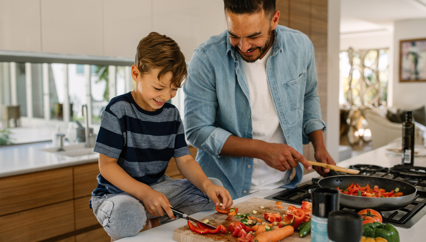 Vater kocht gemeinsam mit seinem Sohn in der Küche