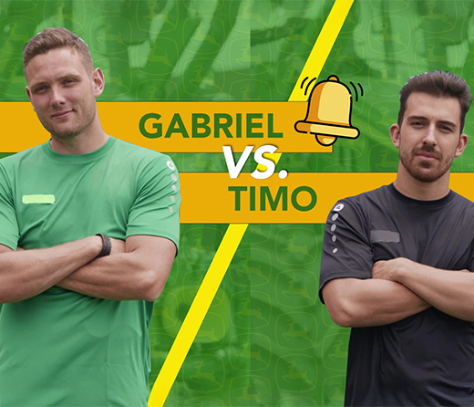  Zwei Männer stehen nebeninander und haben die Arme verschränkt