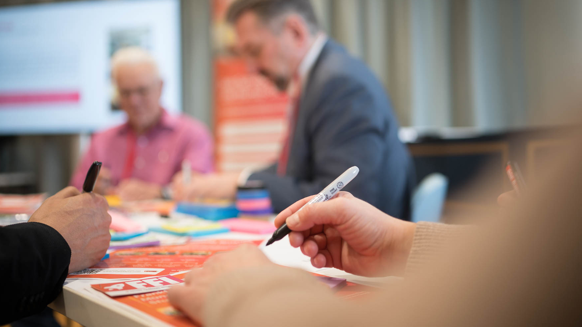 Hand mit Stift in der Hand schreibt etwas