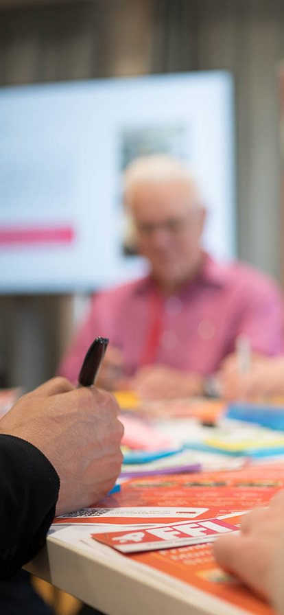 Hand mit Stift in der Hand schreibt etwas