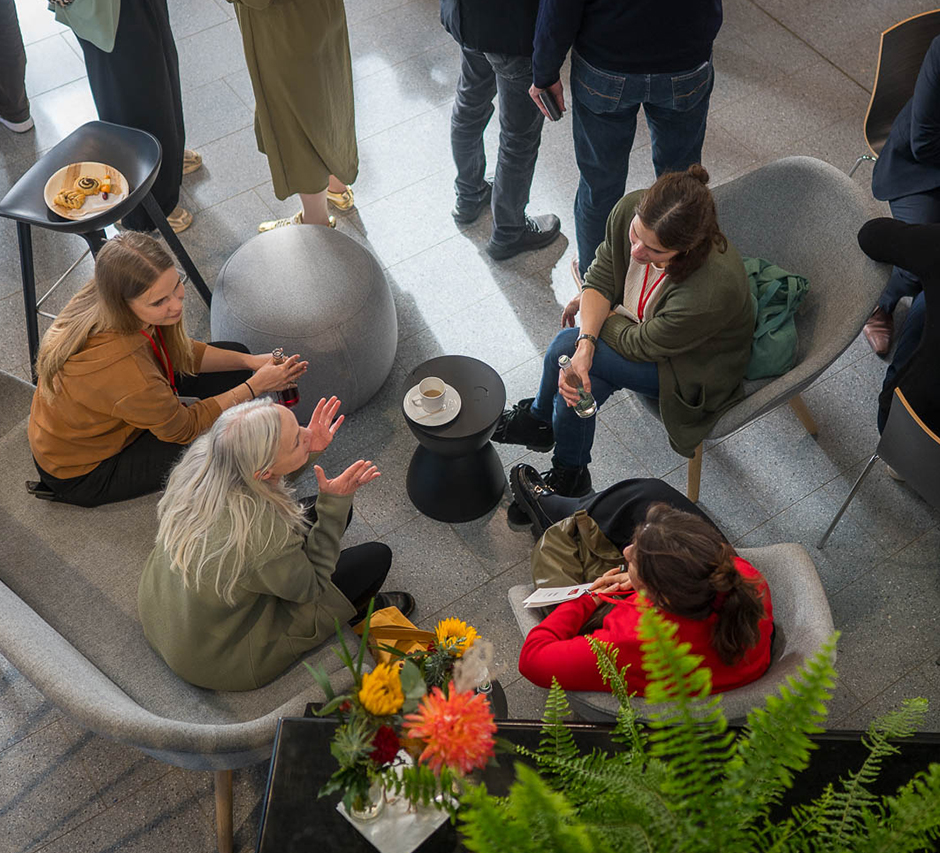 Menschen sitzen zusammen und unterhalten sich