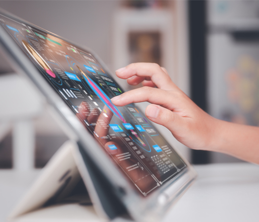 Kinderhand an Tablet