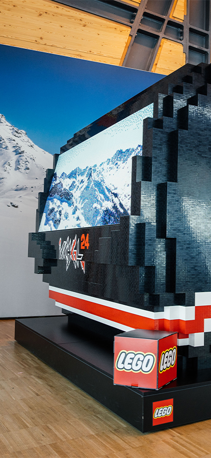 Eine aus Lego-Bausteinen gebaute Gondel in Lebensgröße