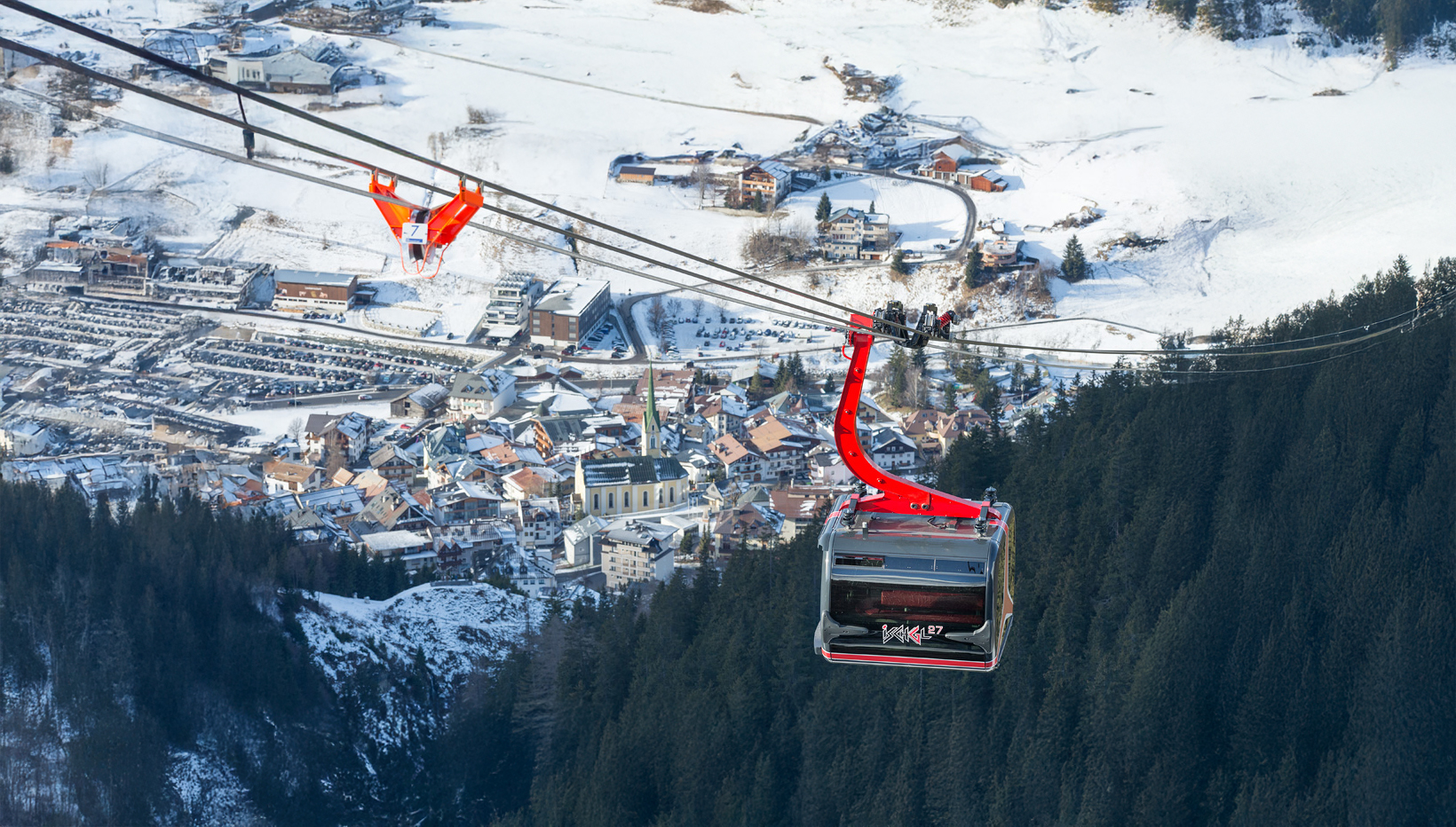 Eine fahrende Gondel am Drahtseil