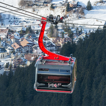 Eine fahrende Gondel am Drahtseil