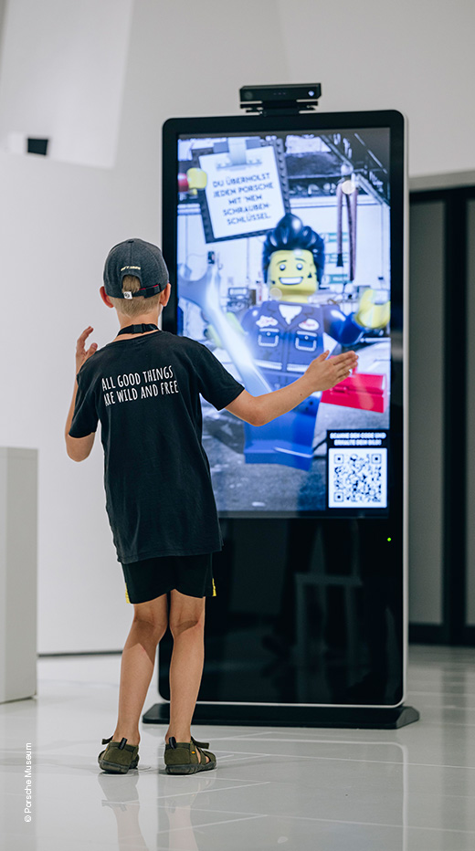 Kind steht vor Display