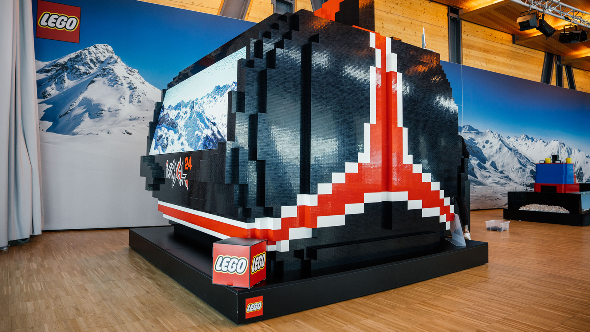 Eine aus Lego-Bausteinen gebaute Gondel in Lebensgröße