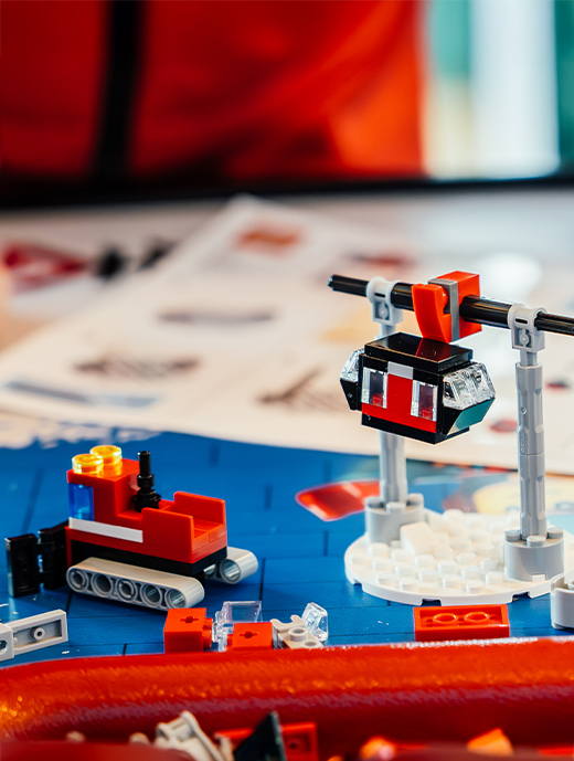 Eine aus Lego-Bausteinen gebaute Gondel in Miniaturgröße