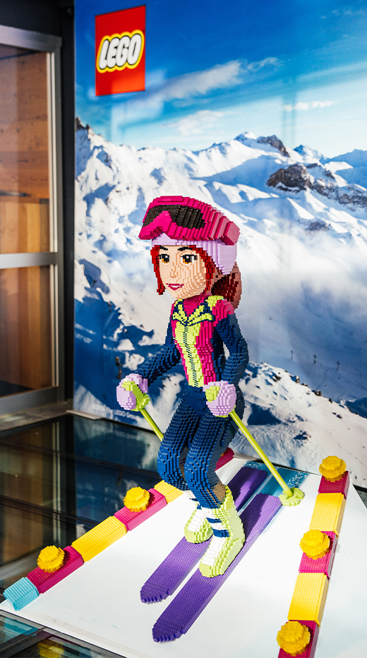 Eine aus Lego gebaute Skifahrerin