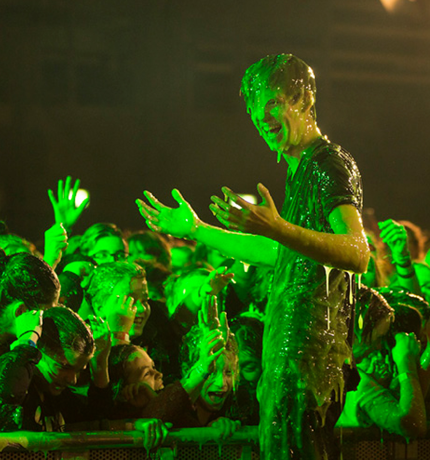 Person und Kinder im Publikum mit Schleim getränkt