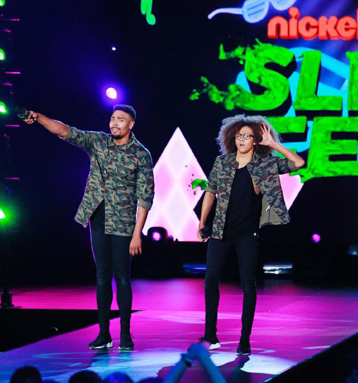 Moderator und Moderatorin auf der Bühne des Slime Fest