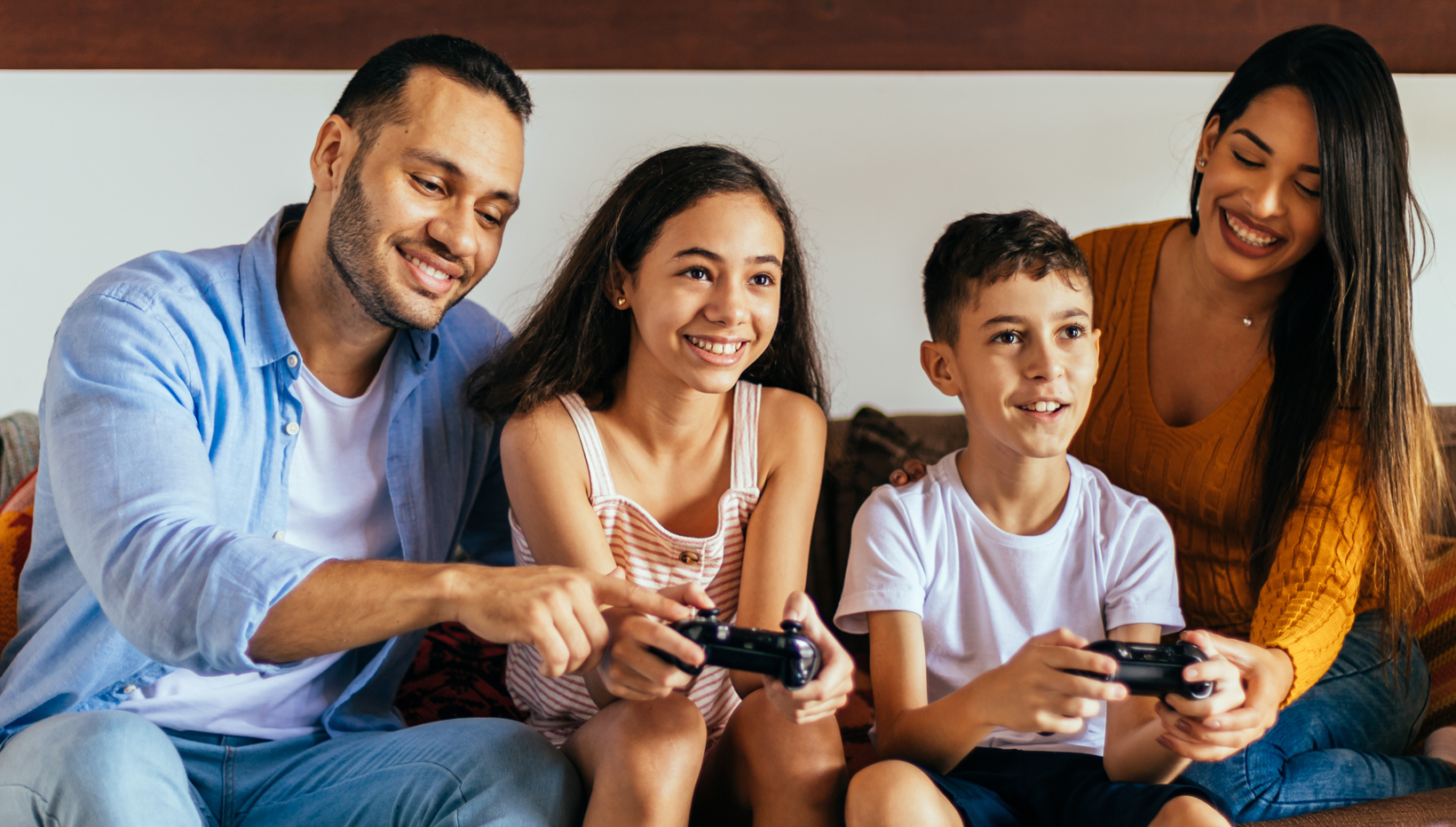 Junge Familie spielt Videospiele