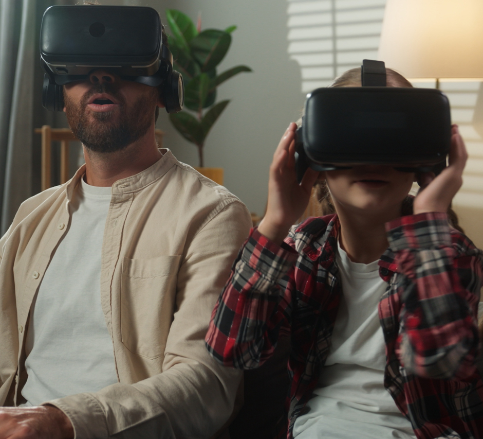 Zwei Personen tragen eine VR-Brille