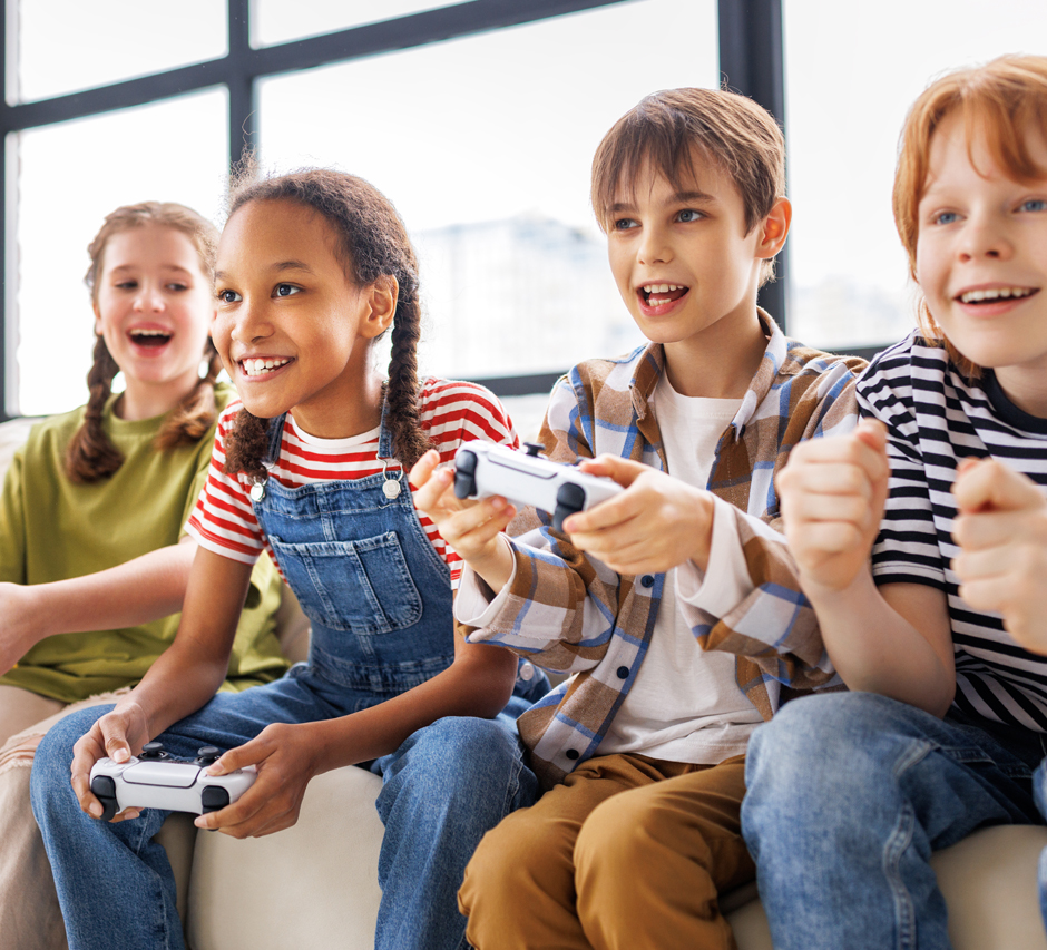 Gruppe Kinder spielt Videospiele und lacht