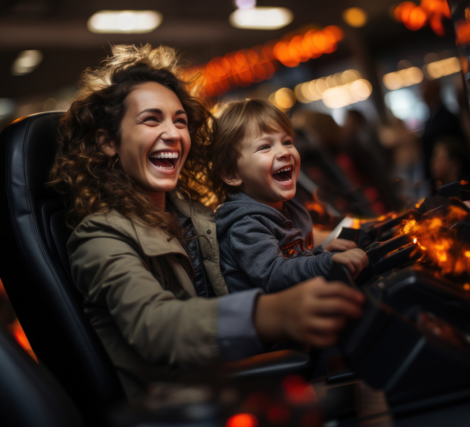 Mutter fährt Achterbahn mit Kind