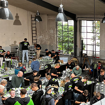 Ausschnitt von Tisch an dem Kinder mit Gravitrax-Teilen bauen