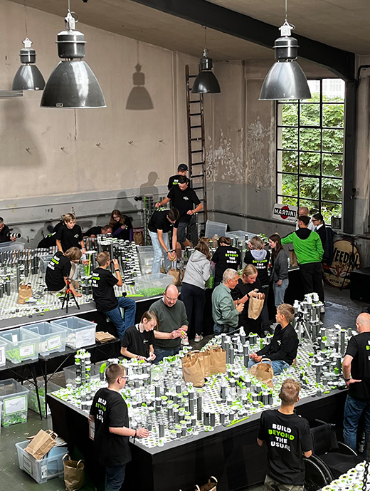 Ausschnitt von Tisch an dem Kinder mit Gravitrax-Teilen bauen