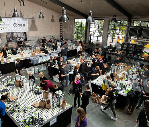 Ausschnitt von Tisch an dem Kinder mit Gravitrax-Teilen bauen