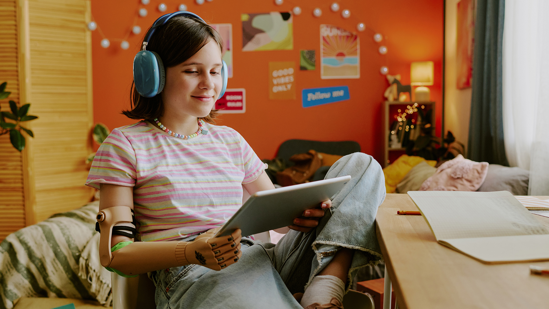 Mädchen lernt am Schreibtisch mit einem digitalen Lerntool am Tablet
