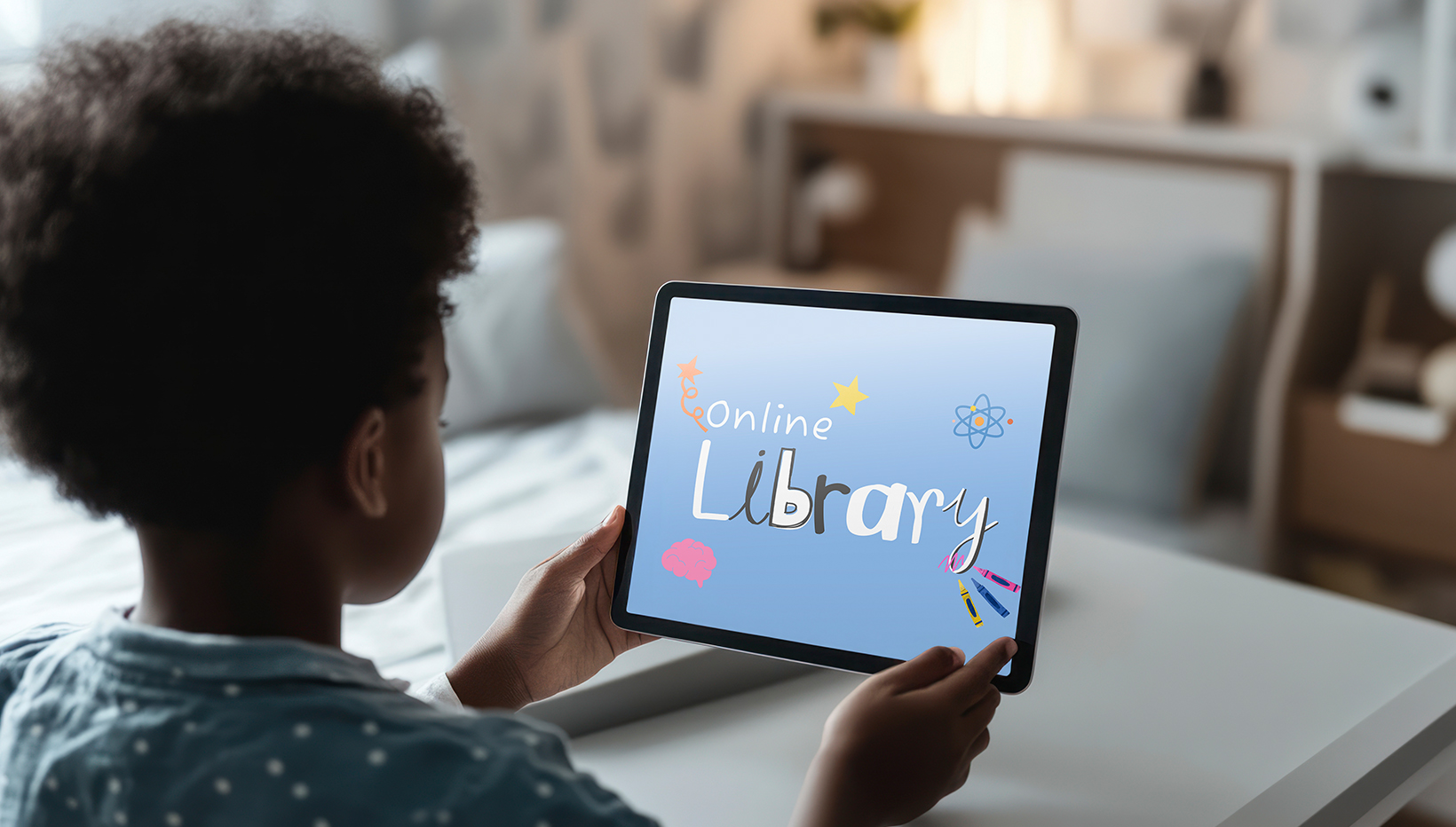 Junge lernt am Schreibtisch mit einem digitalen Lerntool am Tablet