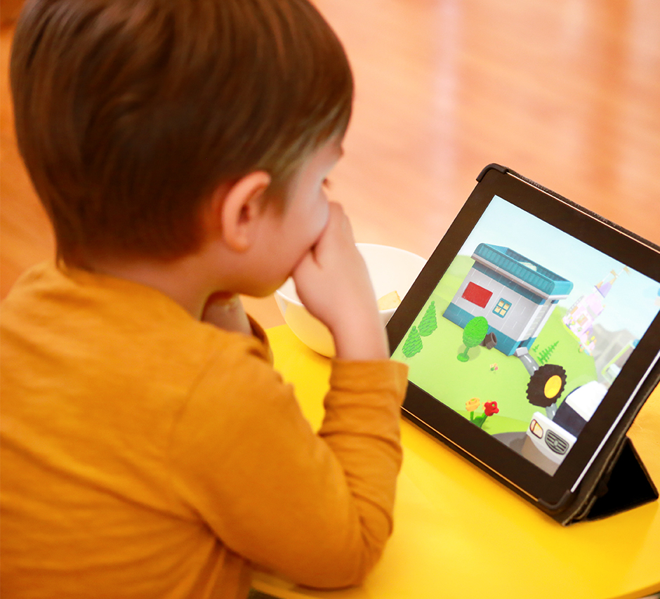 Kleiner Junge lernt mit einem digitalen Lerntool am Tablet