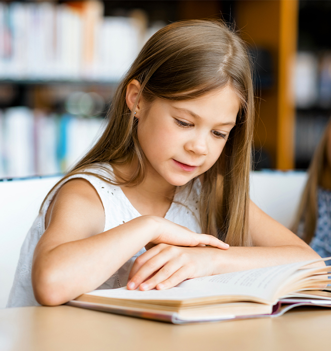 Mädchen schaut in ein Buch