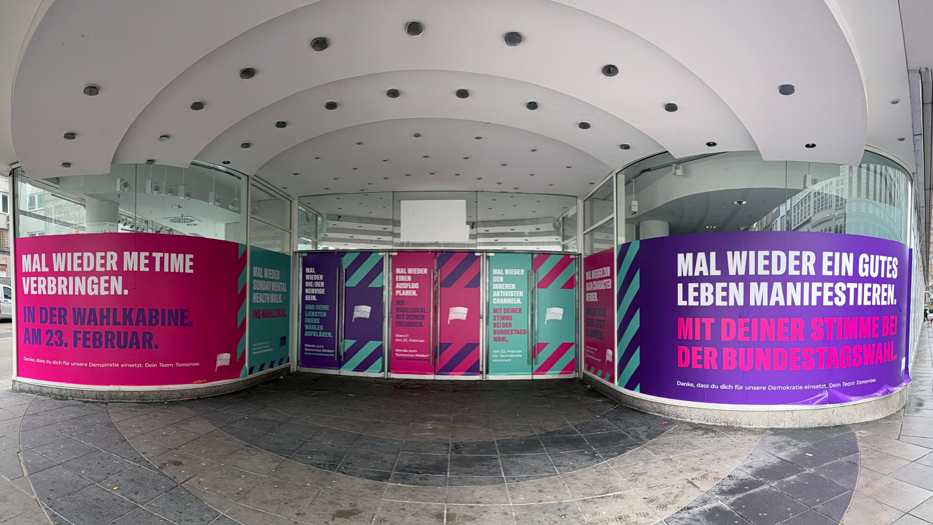 Plakate an Türen und Fenstern