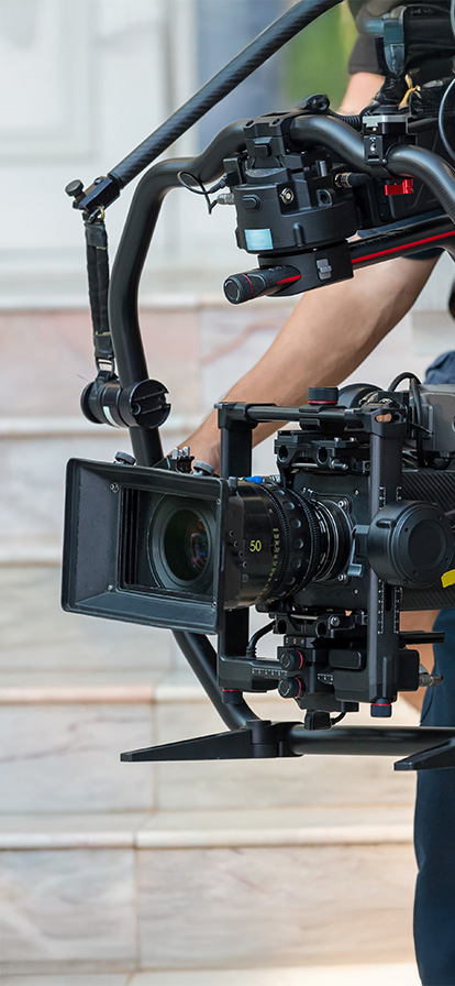 Professionelle Filmkamera die von einer Person gehalten wird