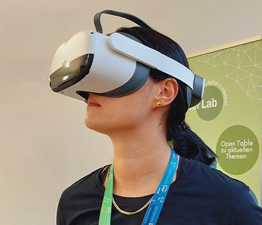 Ein Mädchen mit einer VR-Brille