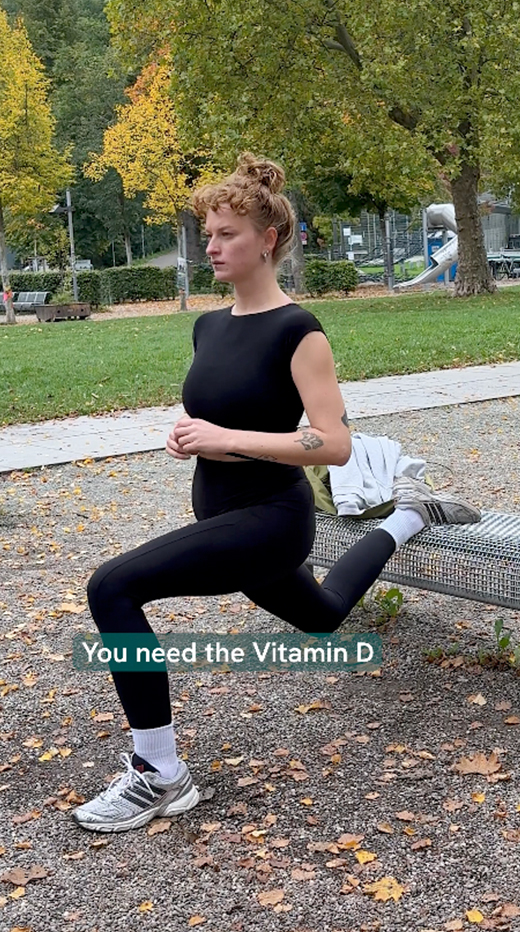 Junge Frau macht Kniebeuge im Freien