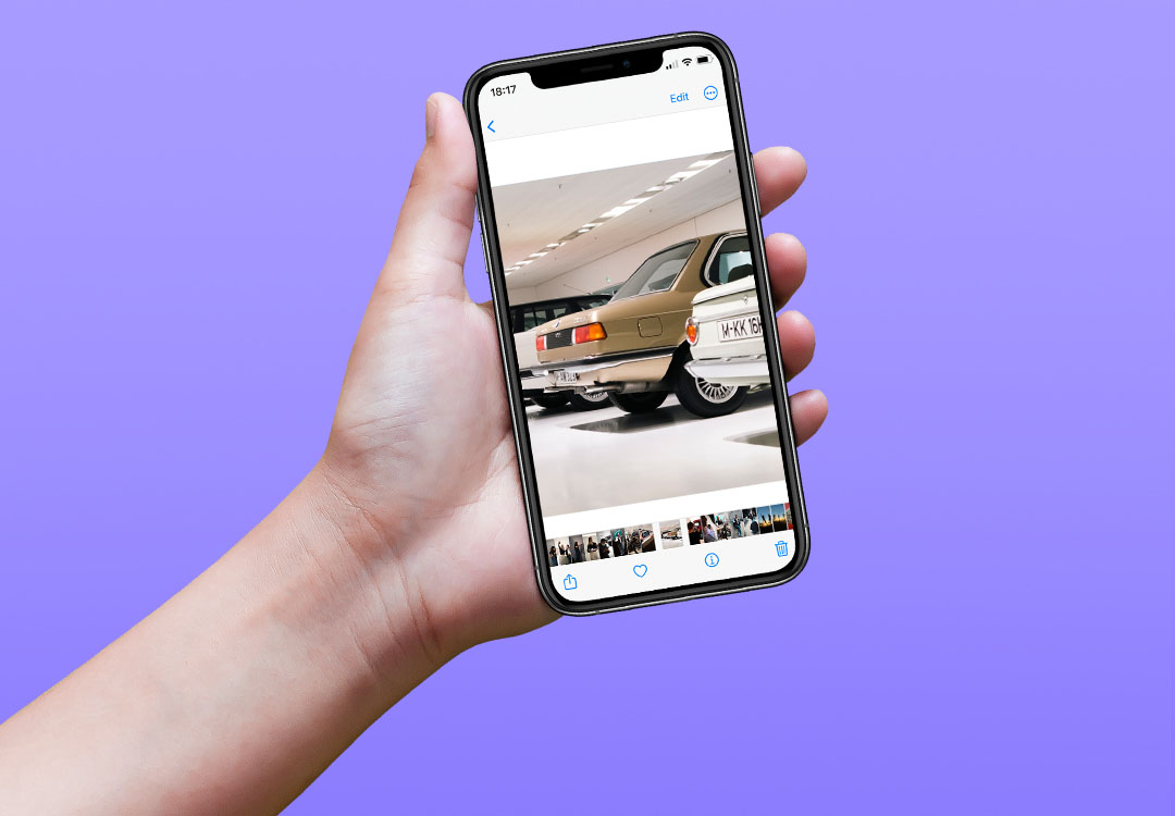 Bild von Oldtimern auf Smartphone